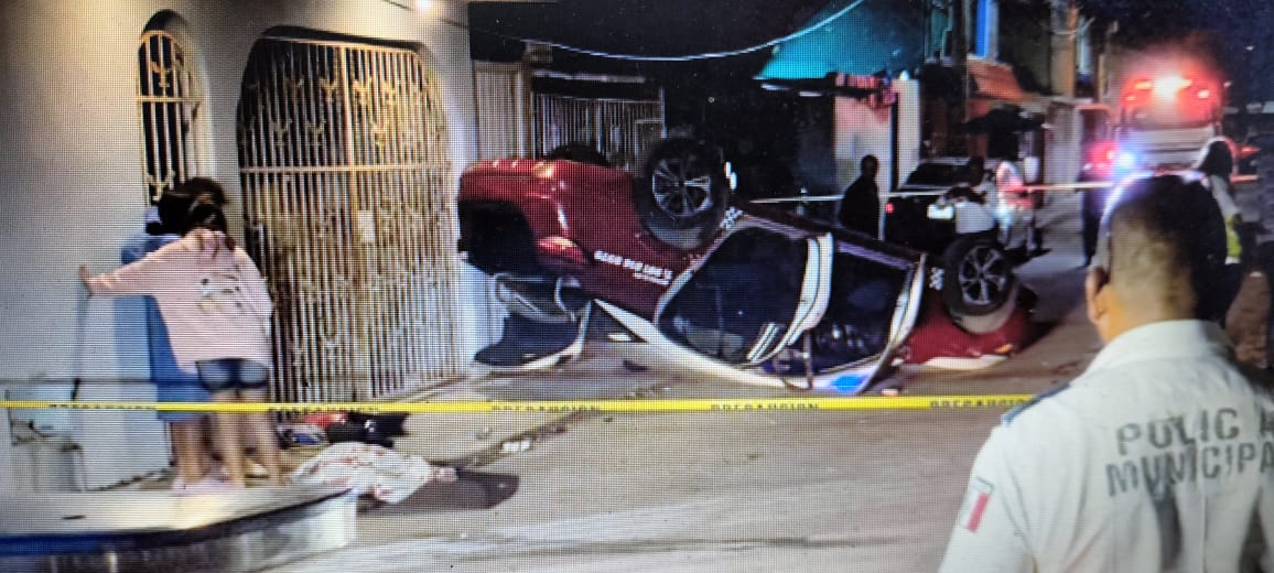 Taxi se volcó en Ciudad del Carmen, Campeche quedando una pasajera lesionada y dos automóviles golpeados.