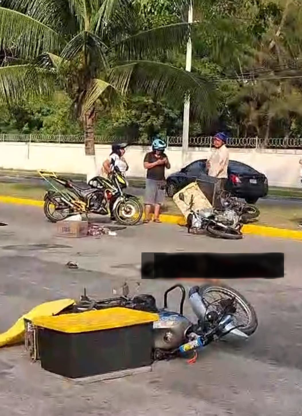 Un fuerte accidente ocurrido en la Avenida de los Insurgentes en Chetumal, entre dos motociclistas dejó un saldo de dos lesionados, uno de ellos de gravedad.