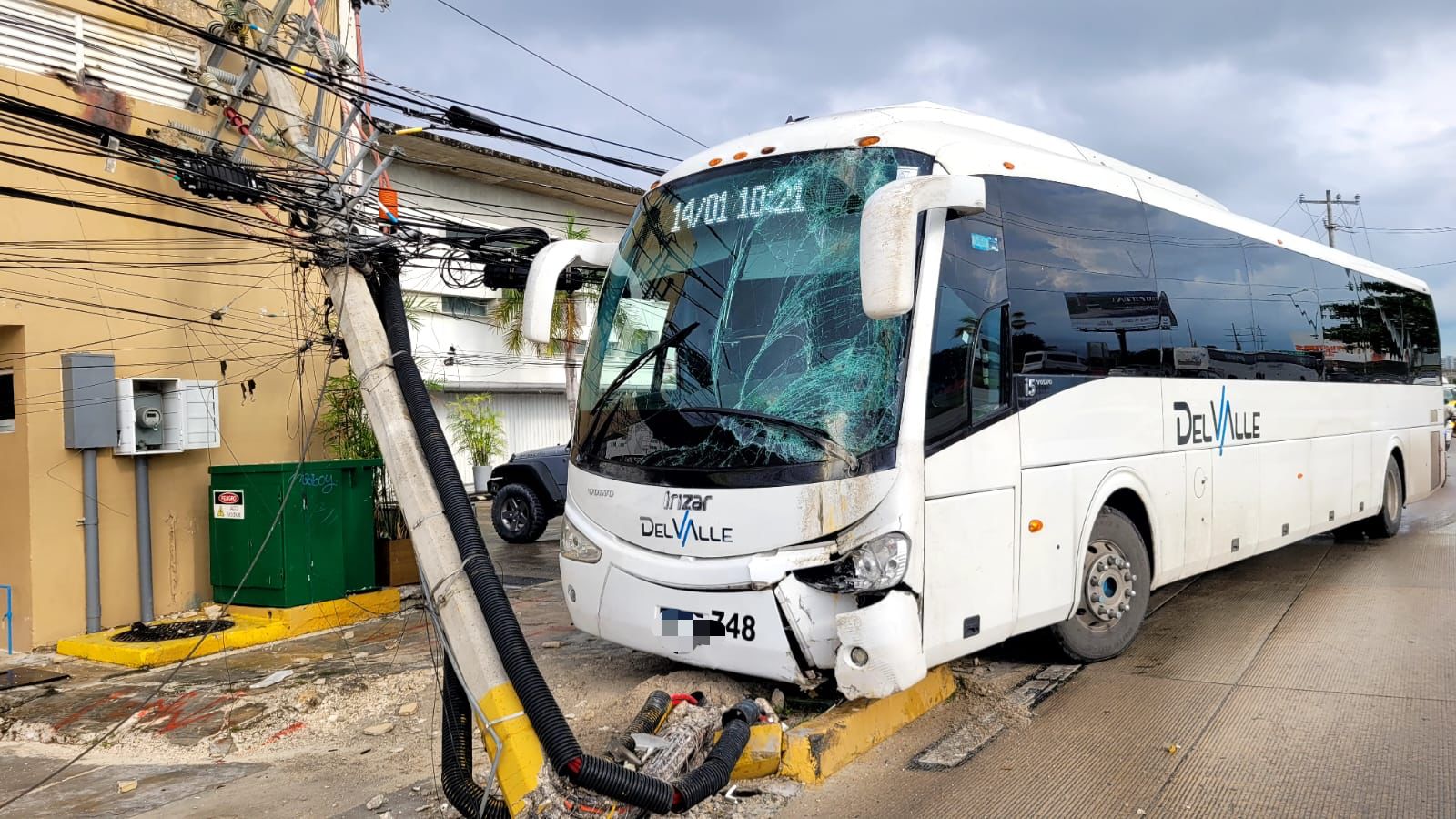 El autobús marca Volvo color blanco se estrelló contra un poste en el camellón del boulevard Colosio con la Av. De Las Américas, en la Super Manzana 57.