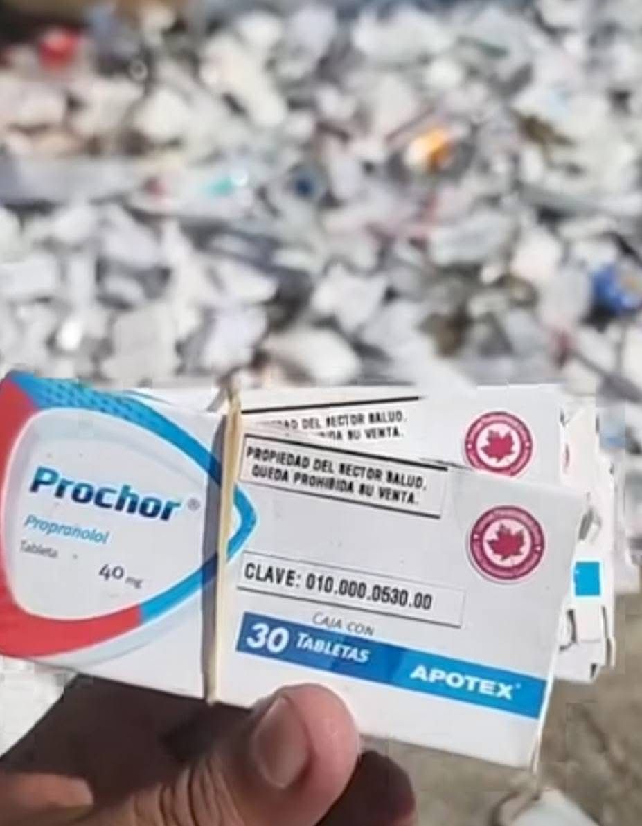 Los medicamentos fueron tirados en un área verde ubicada en la esquina de la Calzada Maya Real con Av. Erick Paolo Martínez, a 600 metros de la Plaza las Américas en Chetumal