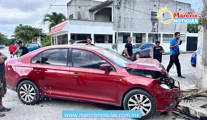 El choque se registró debido a la falta de precaución de los conductores al cruzar una esquina ubicada entre las calles 90 con 75 Norte, de la supermanzana 228 de Cancún