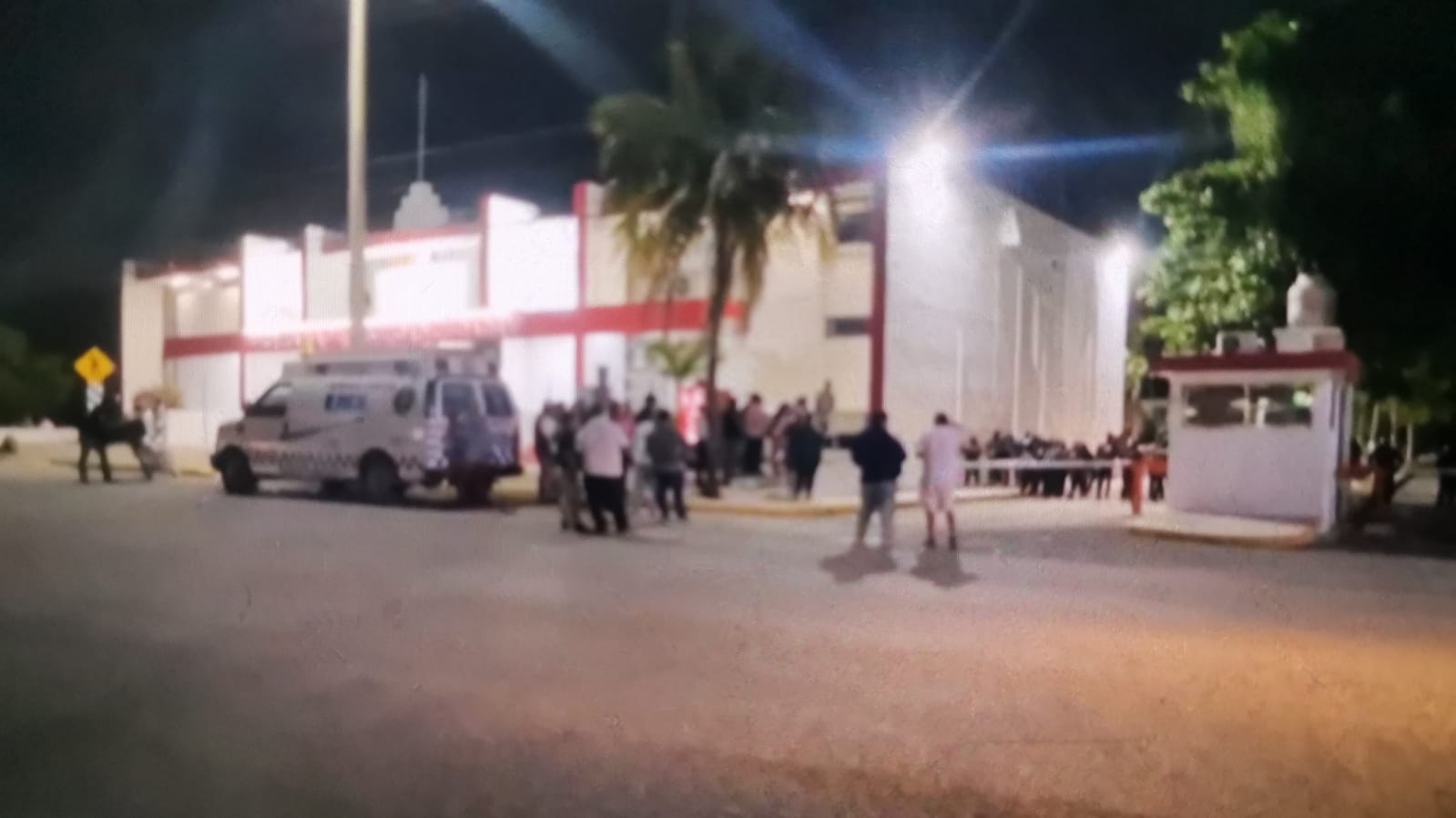 Manifestantes queman patrulla en Chetumal, supuestamente por que la policía mató a su familiar a golpes.