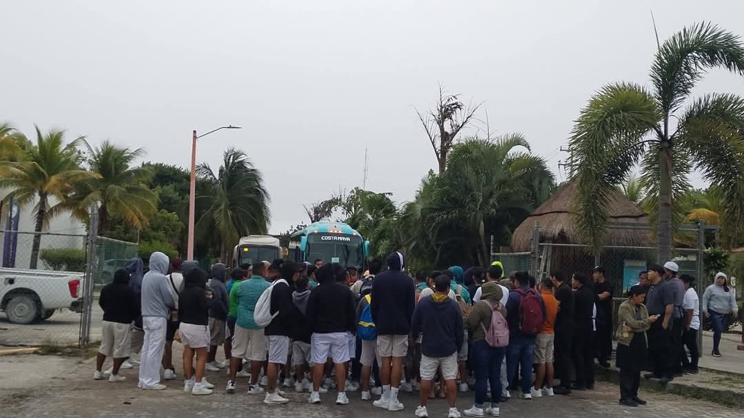 Por decisión unilateral del Área de Recursos Humanos de Royal Caribbean Group, la capitana de meseros del restaurante fue despedida y trabajadores bloquean acceso a muelle de Mahahual