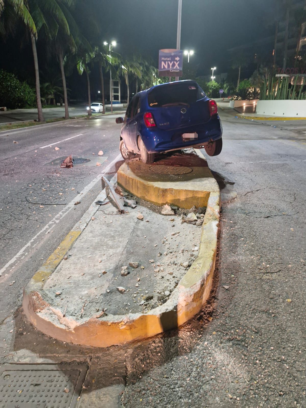 El accidente ocurrió en El Boulevard Kukulcán, a la altura del kilómetro 11.5, en dirección a la avenida Bonampak, hacia el centro de la ciudad de Cancún