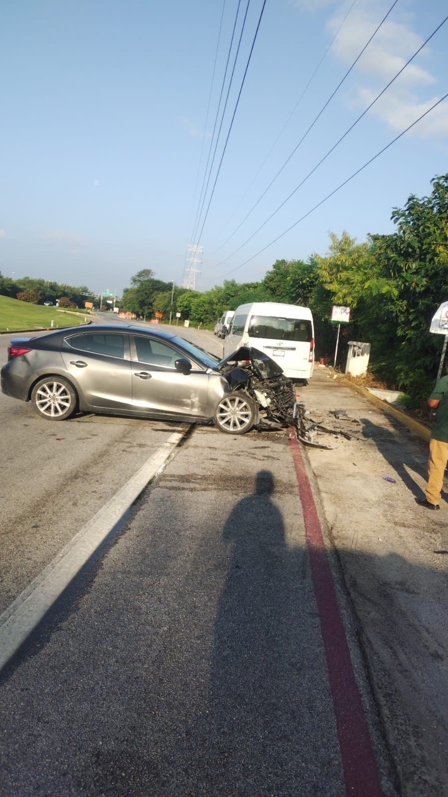 Un automóvil Maza 3 se impactó atrás de una van de turismo, que estaba estacionada en km 27 de la zona hotelera de Cancún