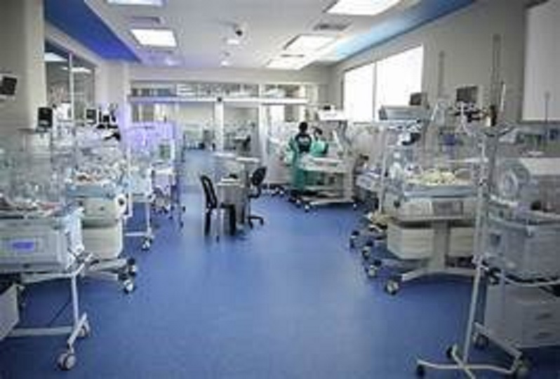 Enfermera detenida por fractura huesos a bebés en Estados Unidos