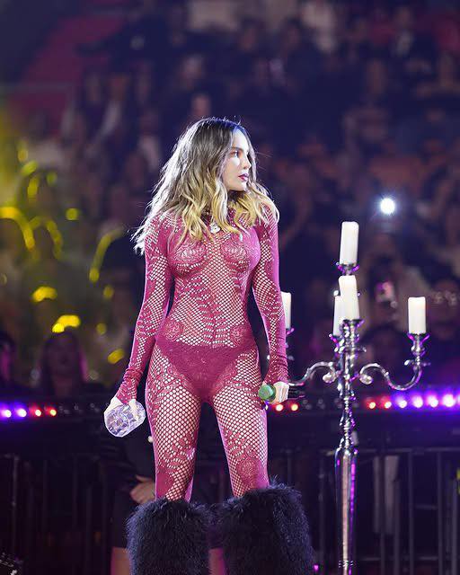 En el escenario, Belinda sorprendió junto a Tito Double P, interpretando su popular corrido "La Cuadrada".
