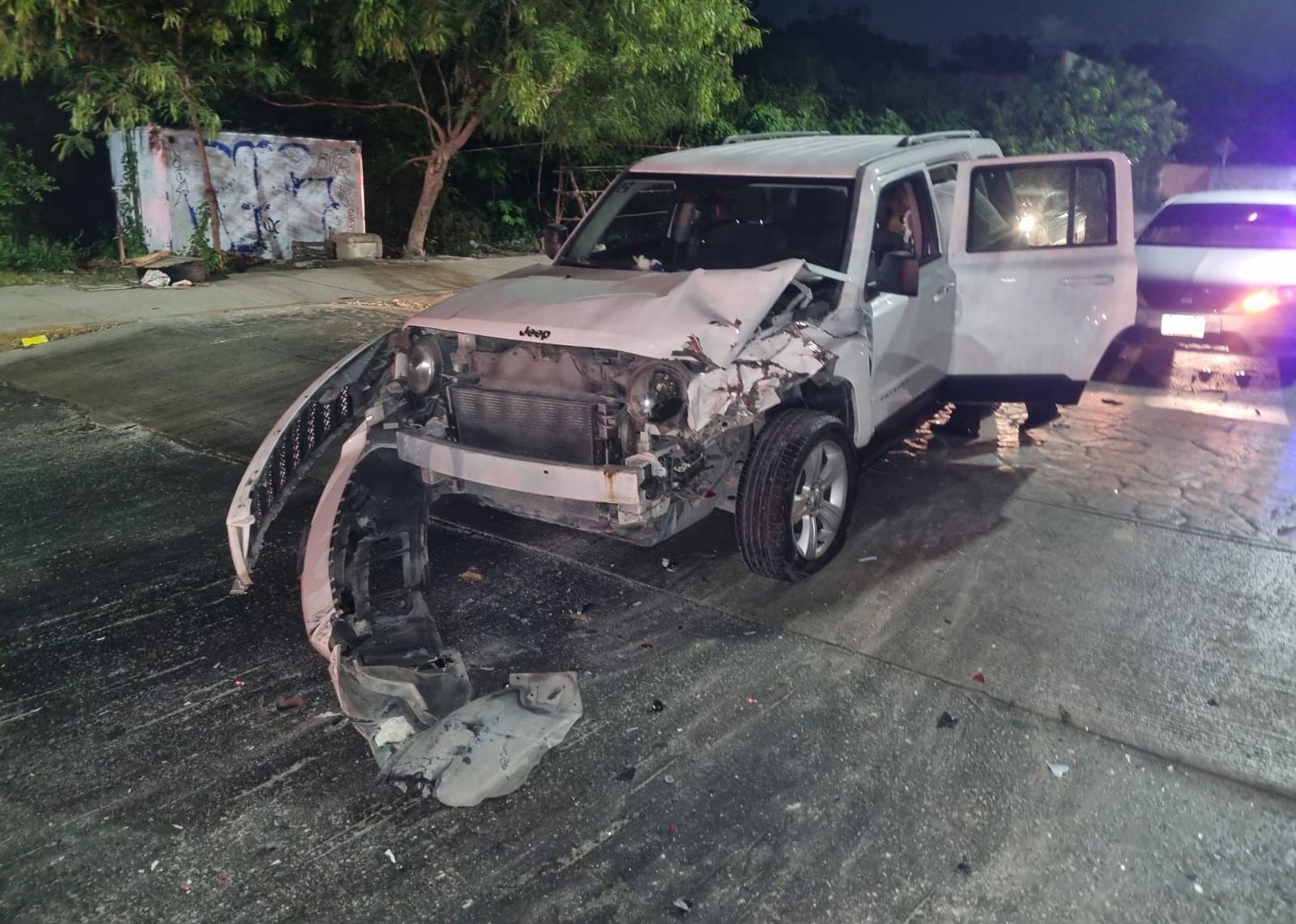 Aparatoso accidente en Cancún sobre avenida Nichupté deja dos mujeres lesionadas