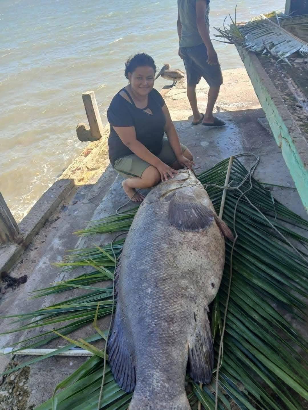 La pescadora, cuyo nombre no se ha revelado, se fotografió junto al pez, mostrando su gigantesco tamaño.