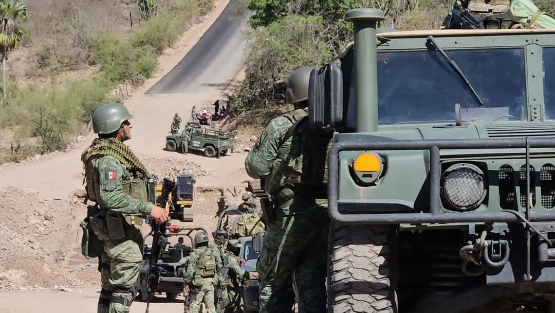 Una mujer policía y soldados del Ejército Mexicano, encabezados por el general Jorge Gutiérrez, resultaron heridos tras una emboscada en Chihuahua