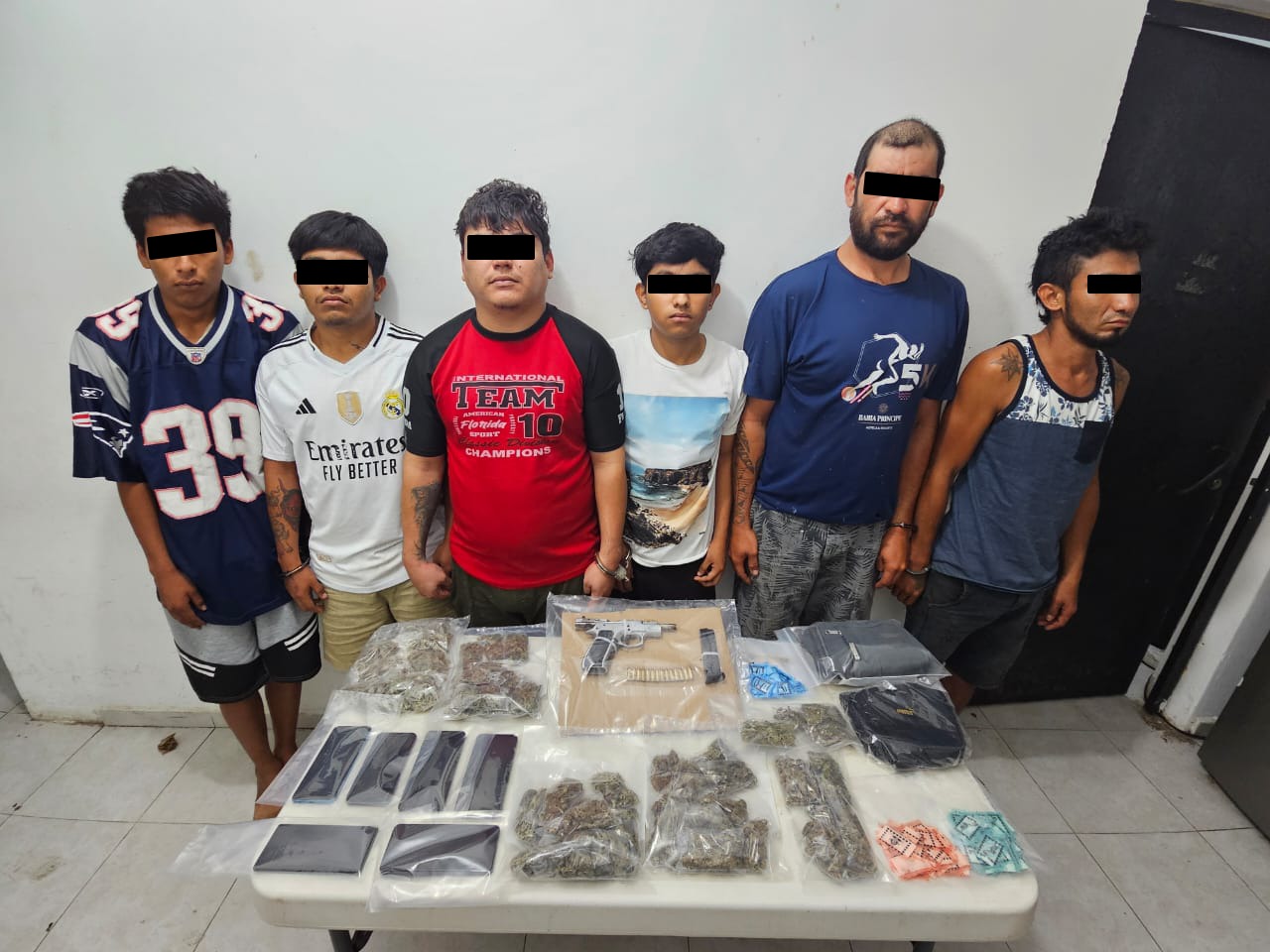 La Fiscalía General del Estado informó que los seis hombres detenidos son por el delito contra la Salud en la modalidad de narcomenudeo en Tulum.