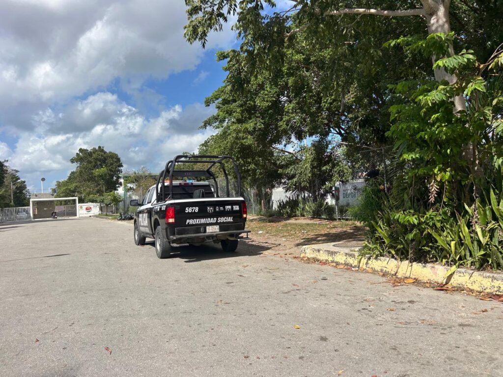 Hallan a un costado de la barda de la escuela secundaria de Cancún un triturador de marihuana.