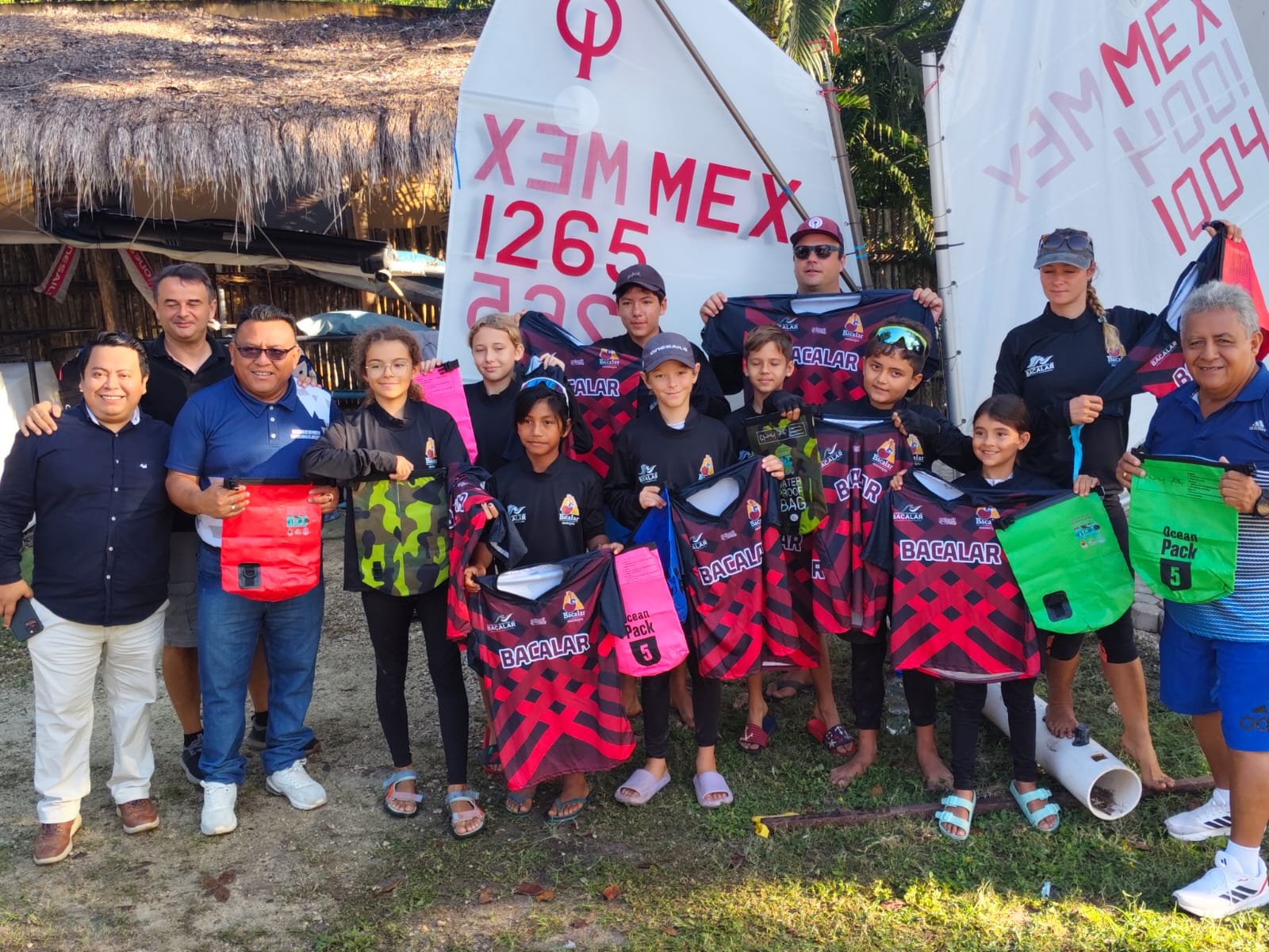 La escuela de Vela Club Náutico Bacalar en sus instalaciones de la Poza Clara, albergó a los deportistas del evento, en donde se formalizó el inicio de esta competencia.