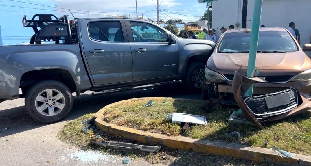 El percance ocurrió en el cruce de la Avenida Francisco I Madero esquina con calle Mahatma Gandi en la colonia Centro de Chetumal.