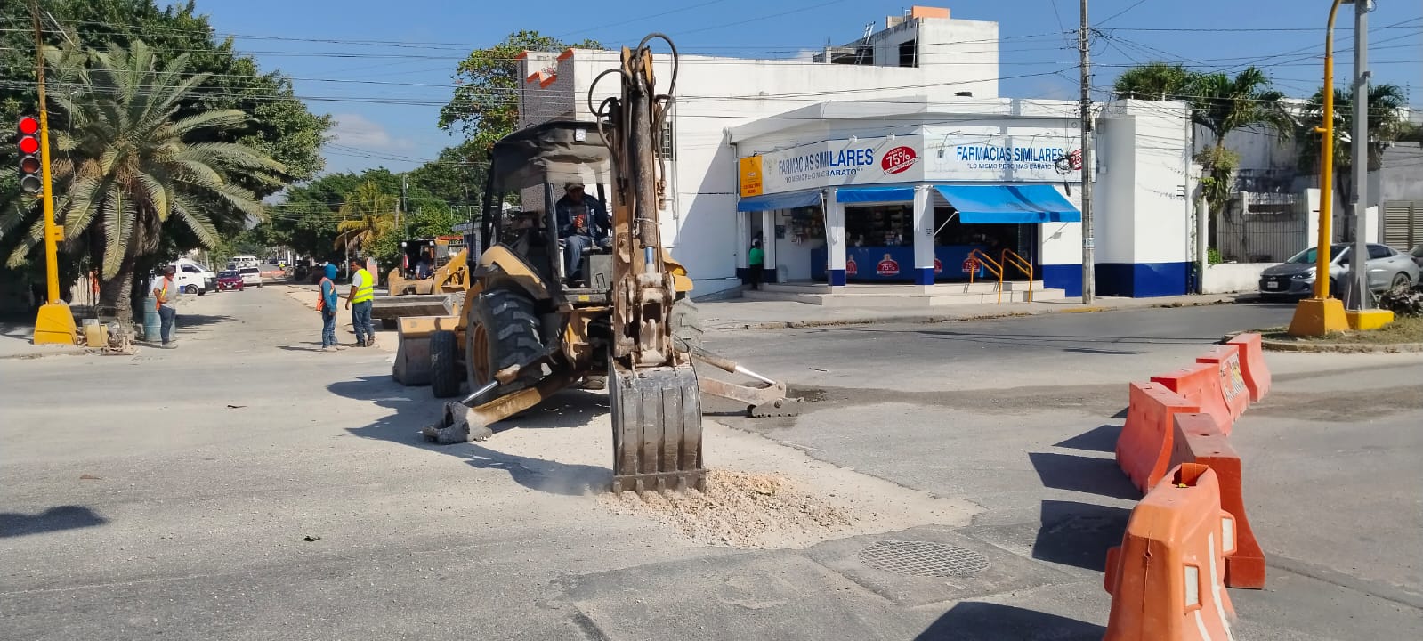 Oficiales de la Dirección de Tránsito realizaron desvíos a la circulación en la Av. Miguel Hidalgo de poniente a oriente (Av. Torcasita - Av. Kabah) debido a trabajos de reencarpetamiento