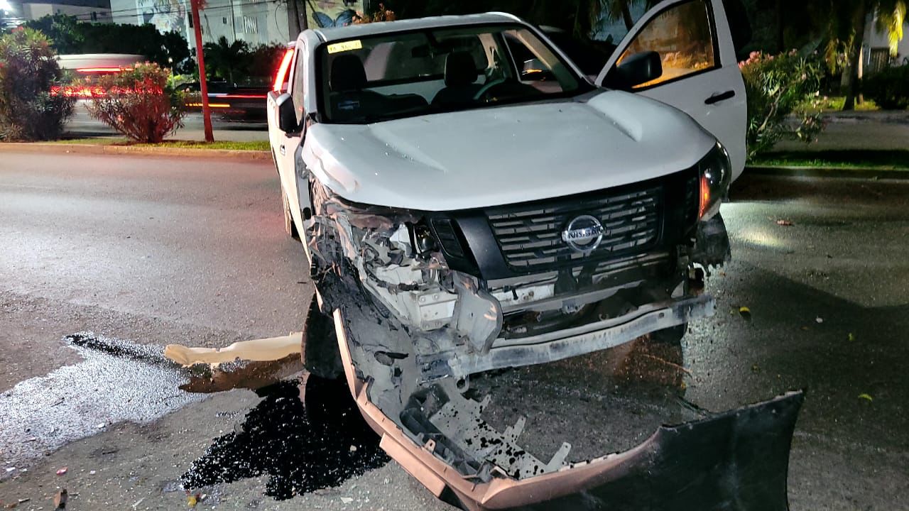 Nissan color blanco tipo Pick-up colisionó a cuatro vehículos que estaban estacionados en la av. Bonampak