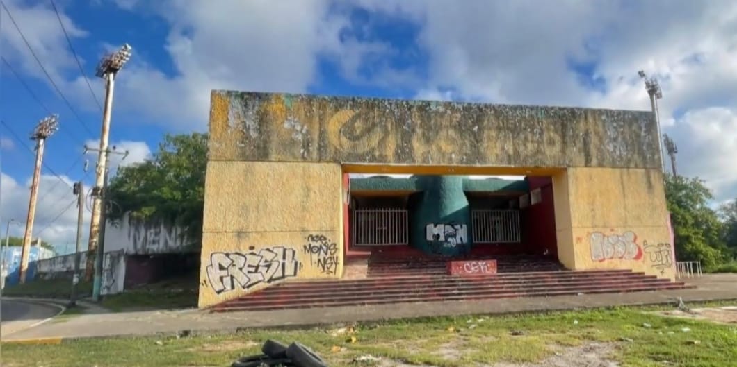 El Gimnasio Nohoch Sukun, el Palacio de los Deportes Erick Paolo Martínez, el estadio de béisbol Nachan Ka’an y el estadio de futbol profesional “José López Portillo”, ubicado frente al Aeropuerto Internacional de Chetumal, se encuentran en pésimo estado