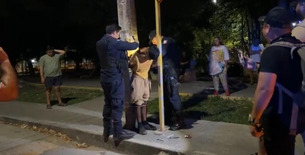 Este sujeto, tras ser sorprendido masturbándose en las inmediaciones del parque Rotario ubicado en la Supermanzana 92, fue atrapado por los vecinos, quienes lo golpearon y amarraron a un poste con la intención de quemarlo.