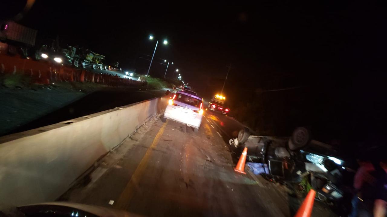 El accidente fatal en el socavón provocó largas filas de vehículos en ambos sentidos de la carretera federal 307 en el tramo Cancún a Playa del Carmen.