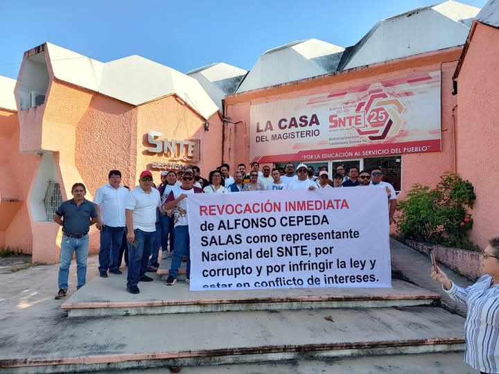 Maestros de Quintana Roo desconocen al líder nacional del SNTE, Senador Alfonso Cepeda Salas