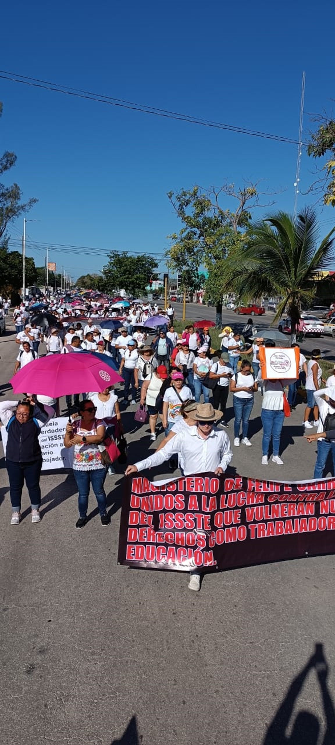 Mas de siete mil maestros marchan en Chetumal contra Reforma a la Ley del ISSSTE de Sheinbaum