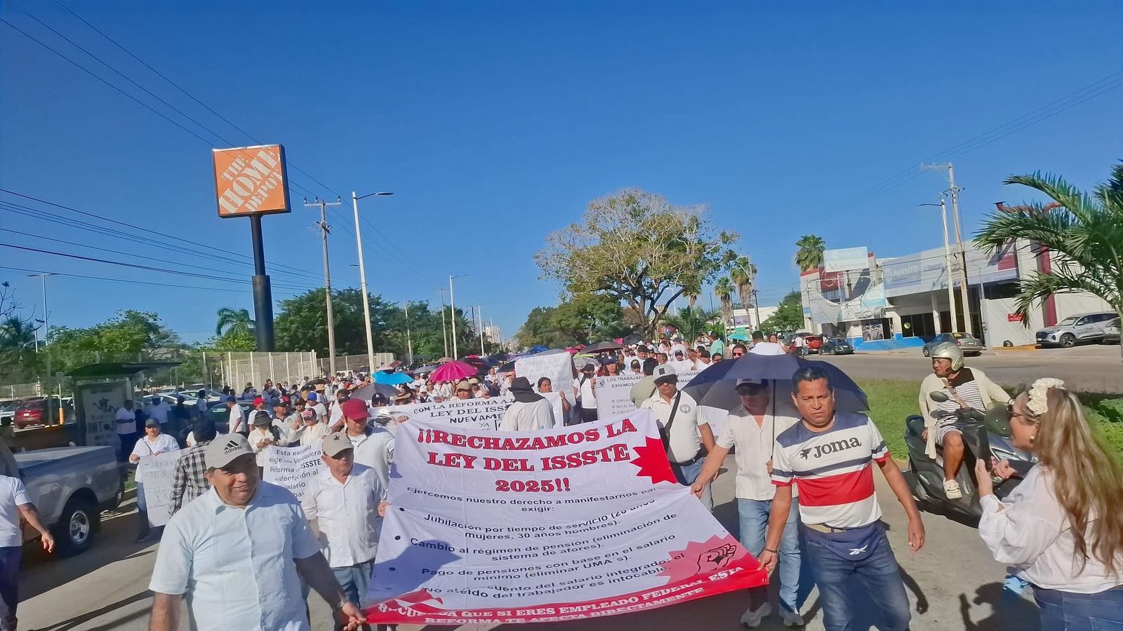 Maestros de Quintana Roo en protesta por reforma a la ley del ISSSTE 2007