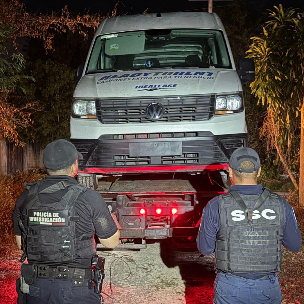 La camioneta marca Volkswagen, tipo Crafter (van), con la leyenda "Idealease" en color azul, sin placas de circulación tenía equipo táctico.