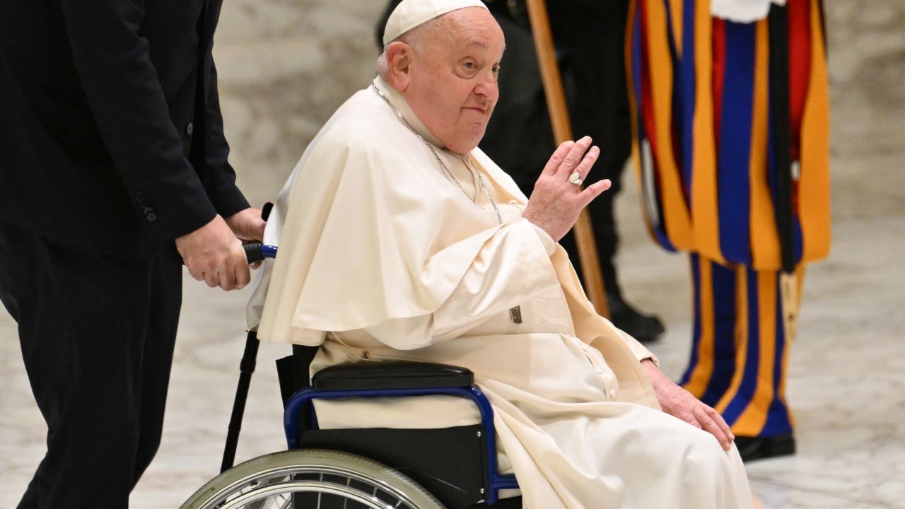 El Papa Francisco se recupera de un cuadro de neumonía, que inició con una bronquitis el pasado 14 de febrero.