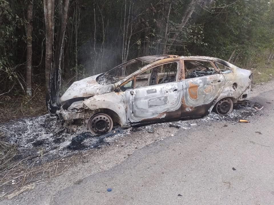 El automóvil terminó calcinado en el tramo carretero Ucum -La Unión a la altura de la localidad de Calderón en la Ribera del Río Hondo,