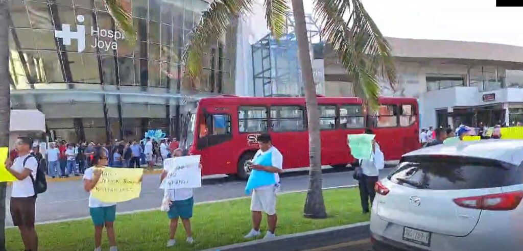 Trabajadores del Hotel Golden Parnassus se manifestaron a la altura de Plaza Kukulcán para exigir pago de salarios 