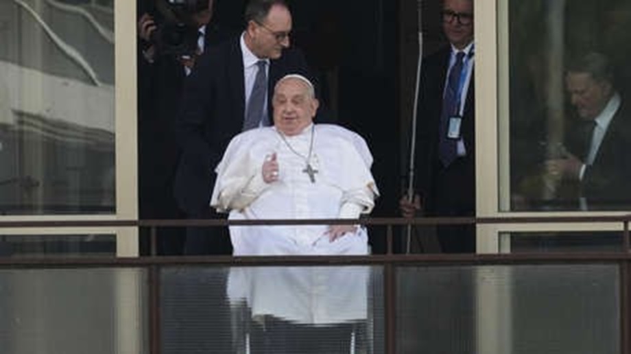 El papa salió en silla de ruedas al balcón del hospital, donde saludó a la multitud y bendijo a todos los presentes que esperaban su aparición. Fue dado de alta.