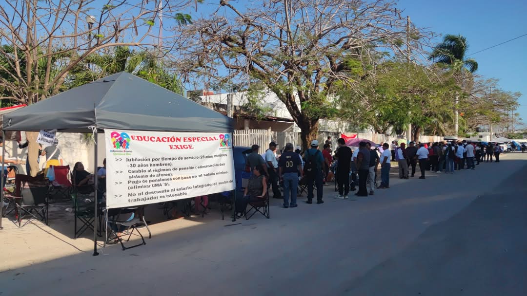 Desde el amanecer los maestros colocaron candados en los cinco accesos de la SEQ, ubicada en las avenidas Insurgentes con Javier Rojo Gómez de Chetumal.