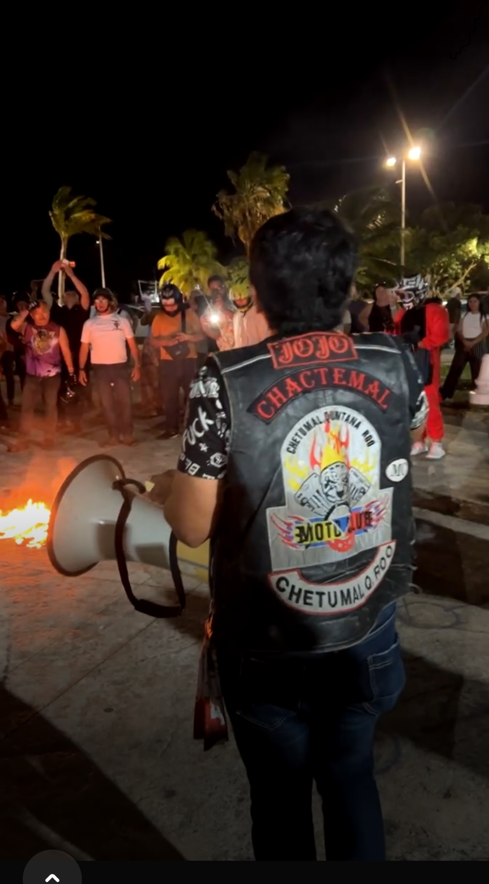 Tras realizar una rodada por calles y avenidas de Chetumal, los motociclistas protestaron contra la Ley de Movilidad conocida como "Ley Chaleco", procedieron a quemar dos chalecos.