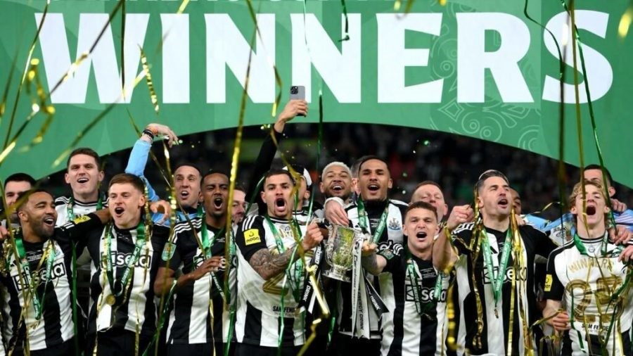 Newcastle United sorprendió al mundo al llevarse el título de la Copa de la Liga tras derrotar 2-1 a un Liverpool debilitado y sin rumbo. La gran final tuvo lugar en el emblemático Wembley Stadium