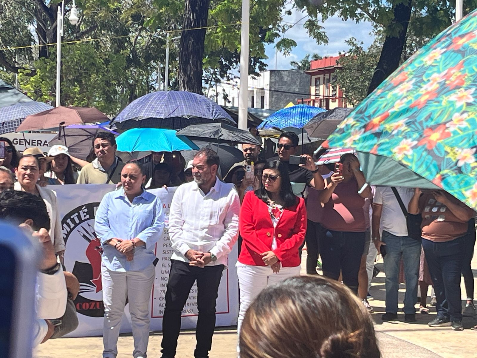 El Comité Central de Lucha que aglutina a más de 25 mil trabajadores de la educación entregó el pliego petitorio a las autoridades estatales, pero seguirán en paro indefinido