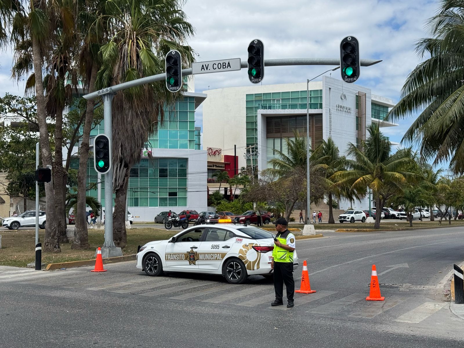Cierran avenidas en cinco zonas de Cancún; destacando tramos en el Boulevard Colosio y la zona hotelera en el Boulevard Kukulkán, así como intersecciones en las avenidas Kabah, Av. Cancún y Huayacán.