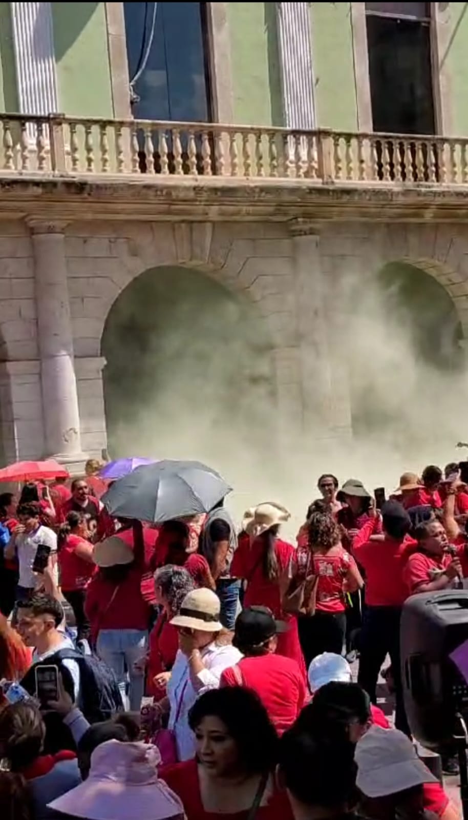 Maestros fueron reprimidos con gases lacrimógenos en la Plaza Grande en Mérida Yucatán