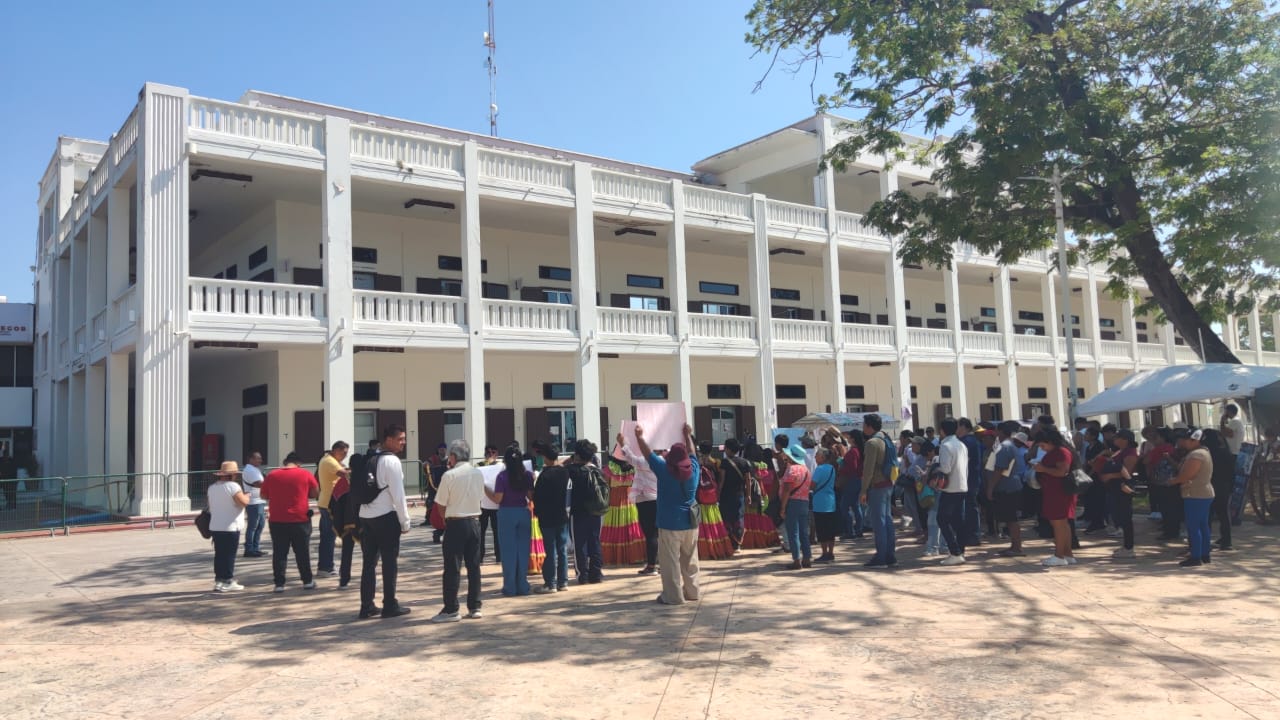 La Federación Nacional de Estudiantes Revolucionarios Rafael Ramírez (FNERRR) se manifestó por segunda ocasión consecutiva en una semana, pero ahora fue ante el Palacio de Gobierno, donde realizaron un festival artístico como medida de protesta.