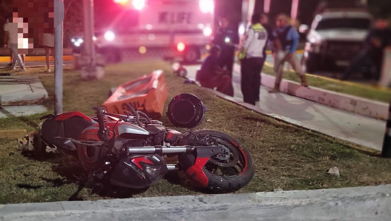 La motocicleta marca Pulsar Bajaj, color gris con rojo, terminó en el camellón central del Boulevard Kukulcán de la Zona Hotelera y su conductor en el hospital lesionado.