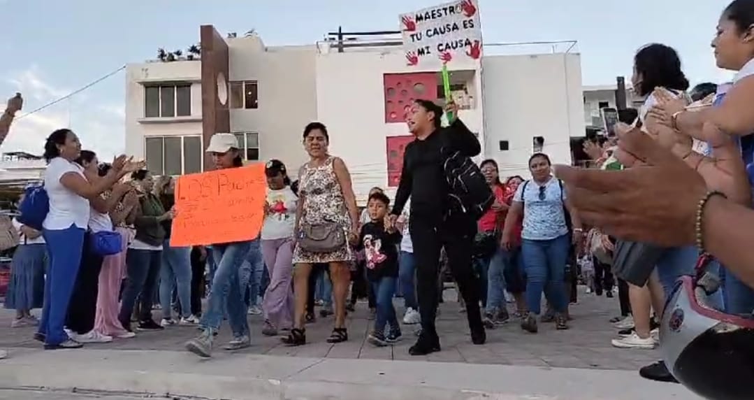 Padres de familia acompañados de alumnos marcharon a favor de los maestros en Playa del Carmen inició en la concha acústica ubicada en la avenida Juárez con la Quinta Avenida, desde donde marcharon hasta la Plaza 28 de Julio.