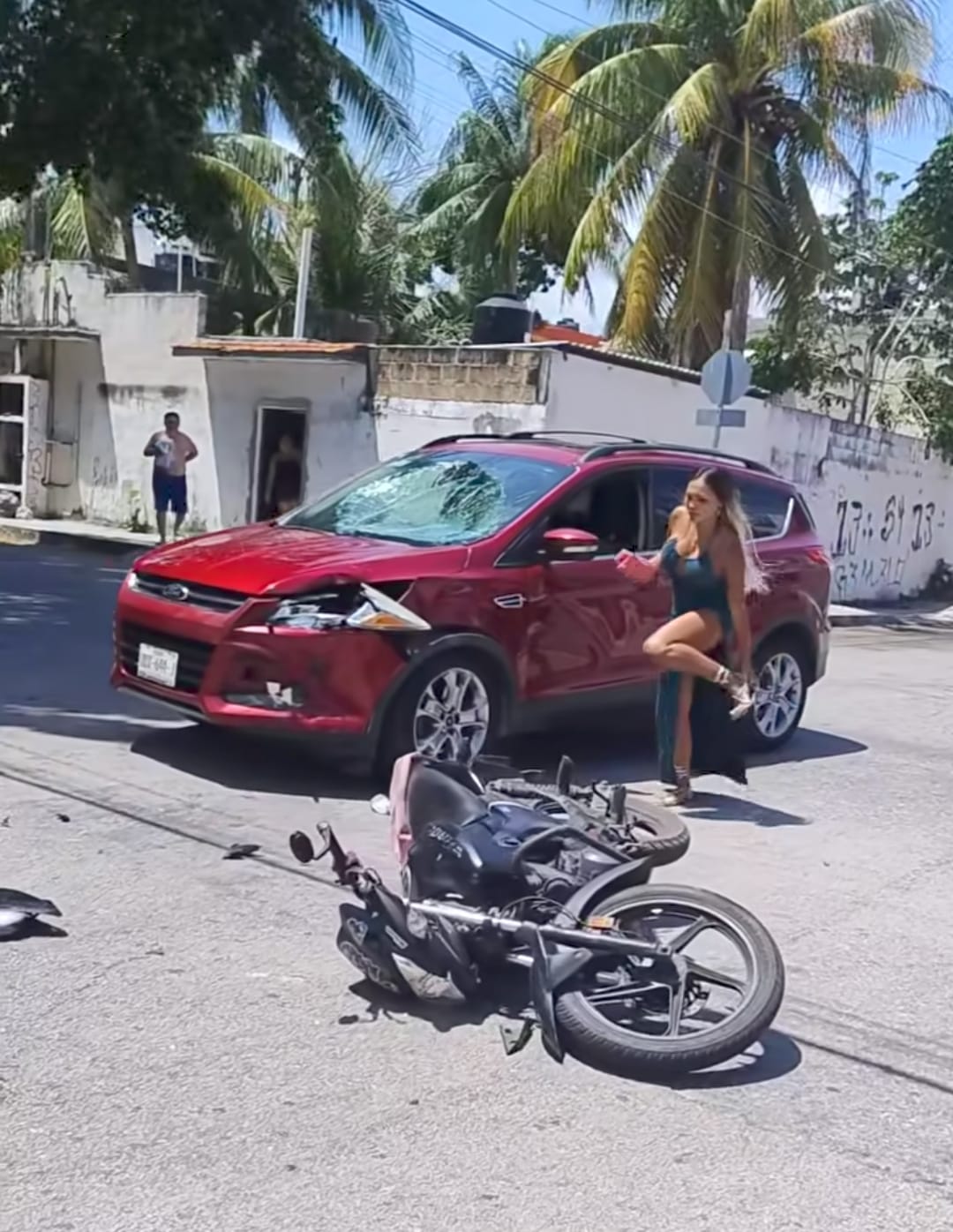 Un lesionado fue el saldo de un aparatoso accidente en donde un motociclista se impactó contra un automóvil en Playa del Carmen
