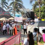 Portando cartulinas en diversos idiomas, los maestros irrumpieron el Mundial de Volibol Playero y en el cual la selección de México es anfitriona.
