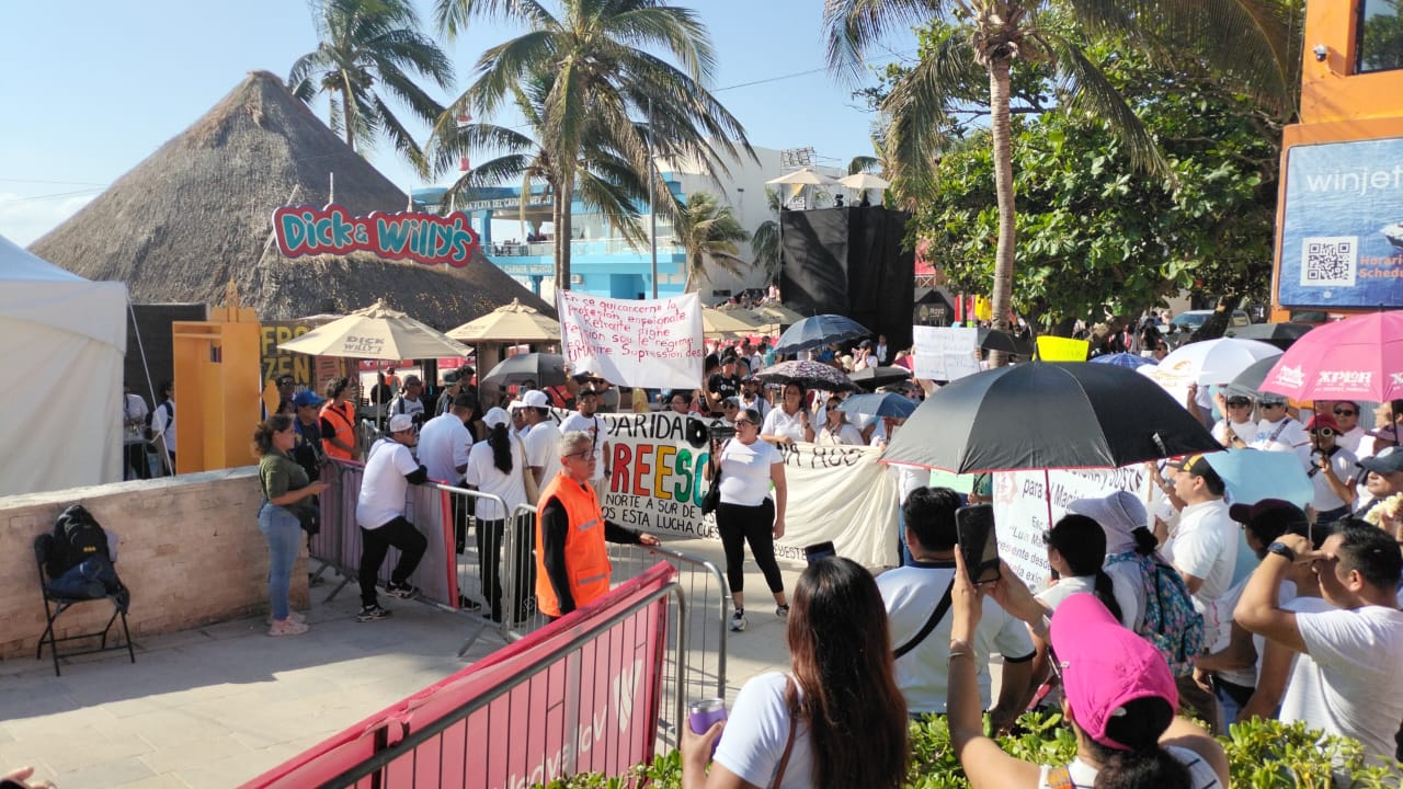 Portando cartulinas en diversos idiomas, los maestros irrumpieron el Mundial de Volibol Playero y en el cual la selección de México es anfitriona.