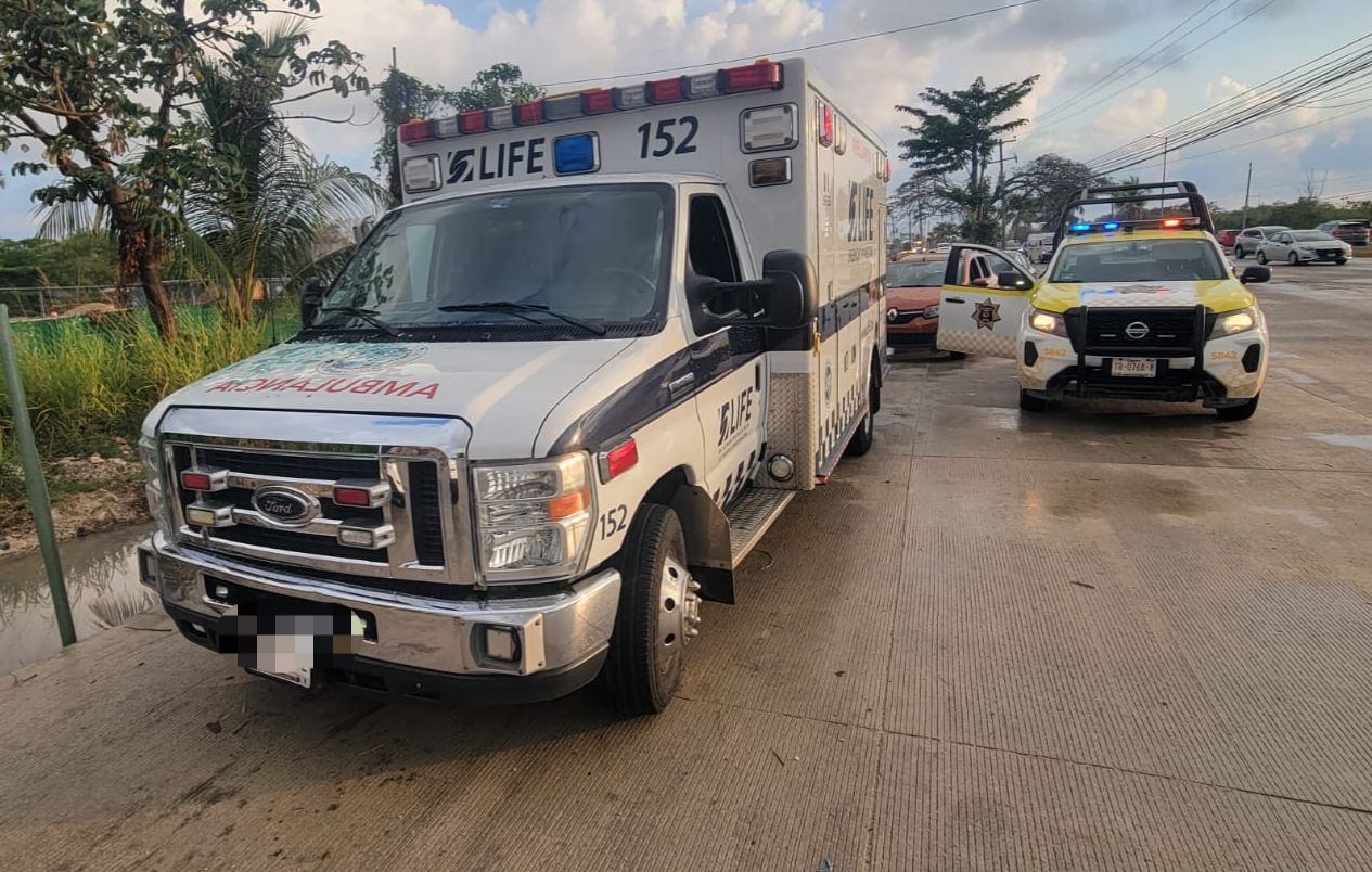 Ambulancia colisionó por alcance a un automóvil cuando ambos circulaban sobre el Boulevard Luis Donaldo Colosio en Cancún