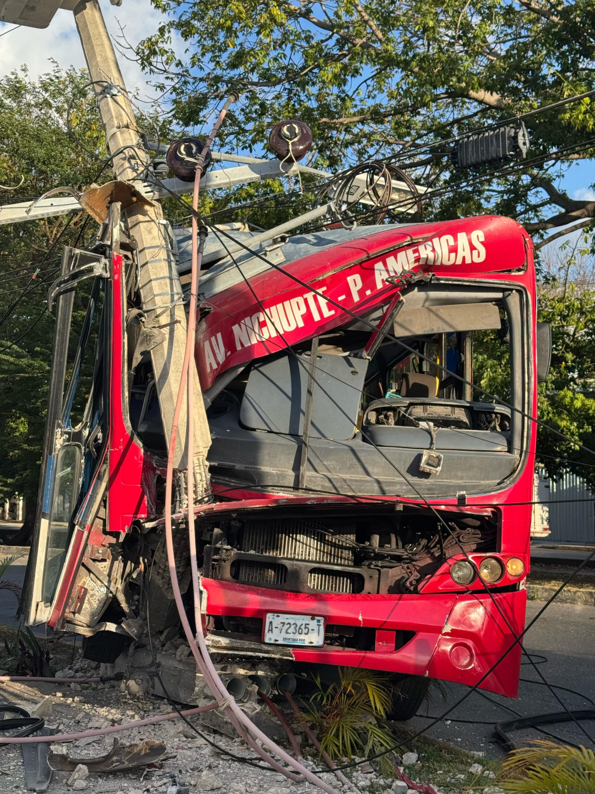 Ante tal accidente se cierra la circulación en avenida Nichupté con dirección a la avenida Tulum, entre circuito Copán y avenida Acanceh.