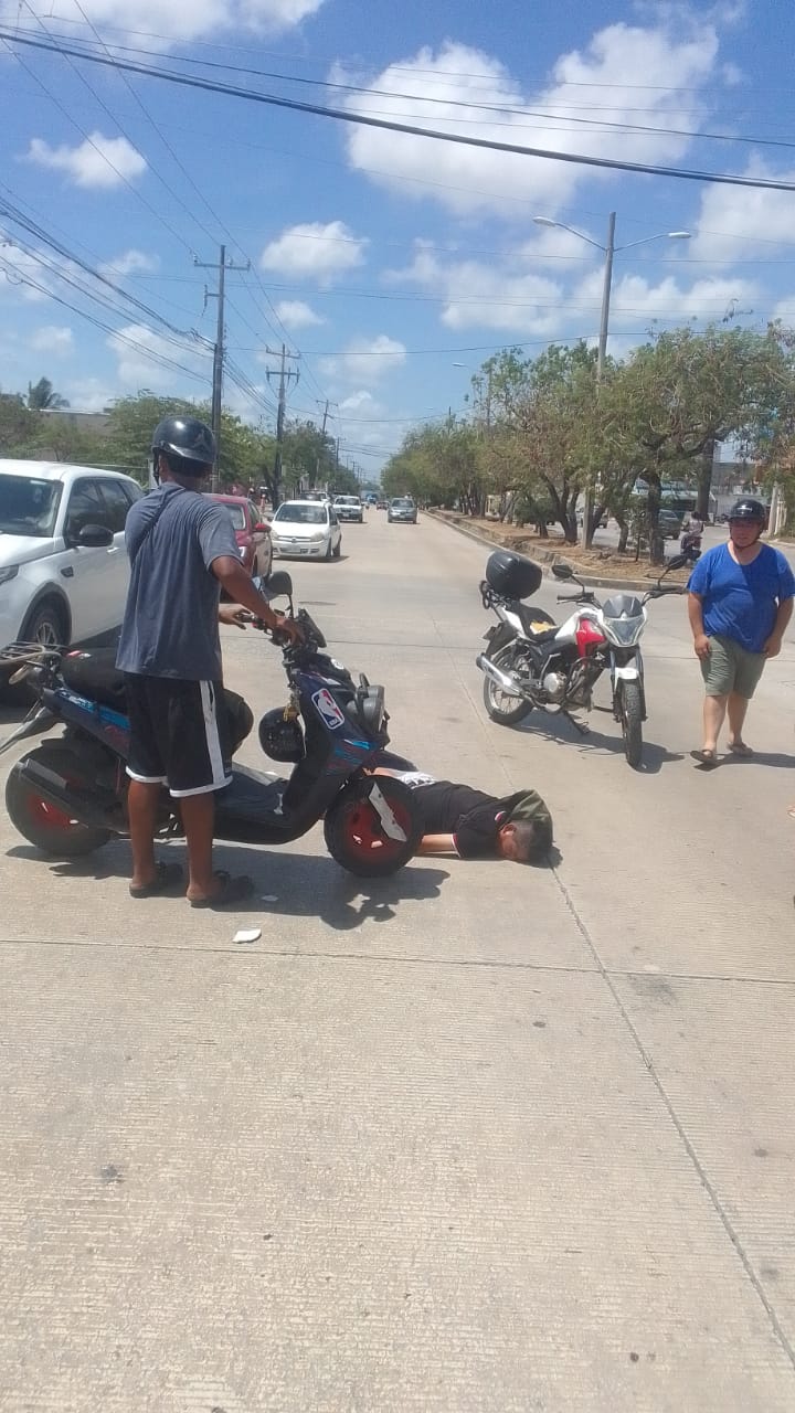 El joven motociclista quedó tirado casi enfrente de la gasera ubicada por la avenida Leona Vicario pasando el fraccionamiento Haciendas del Caribe.