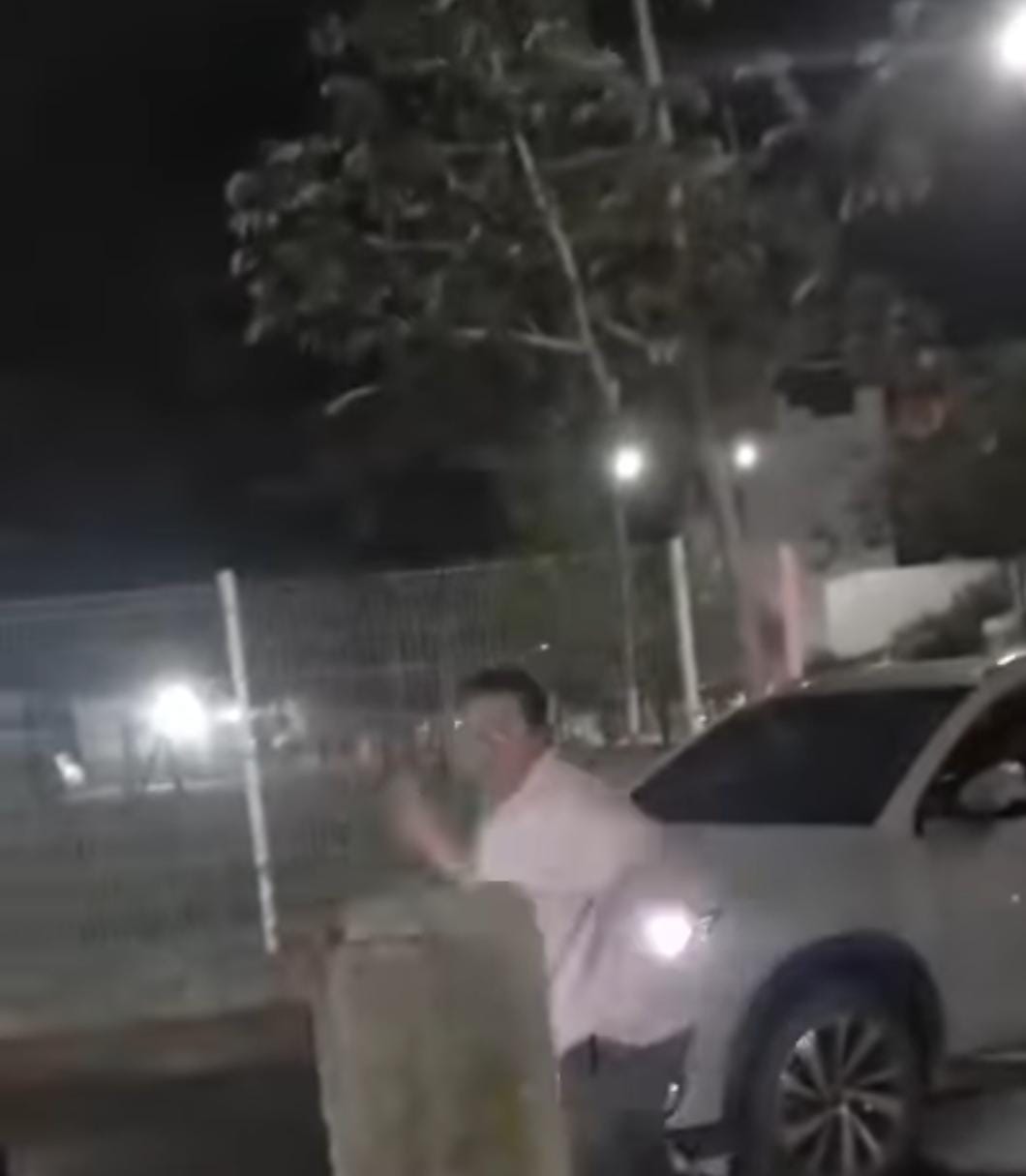 El doctor Juan Pablo Herrera Gómez, del Hospital General “Jesús Kumate Rodríguez”, tras insultar a la Guardia de Seguridad, le dio un golpe con la cadena y le disloca el hombro.