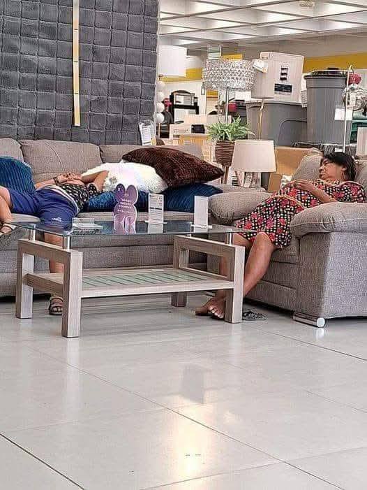 Una familia fue captada disfrutando de la comodidad de la sala de exhibición y en el aire acondicionado en la tienda Coopel de Villahermosa, Tabasco.