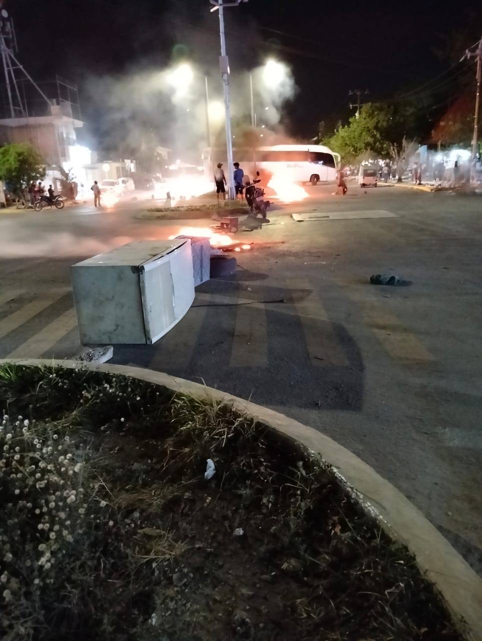 Ante la falta de respuesta de las autoridades de la CFE los vecinos de In House, enardecidos cerraron el cruzamiento de la Av. Lilis con la Av. Constituyentes y prendieron fuego.