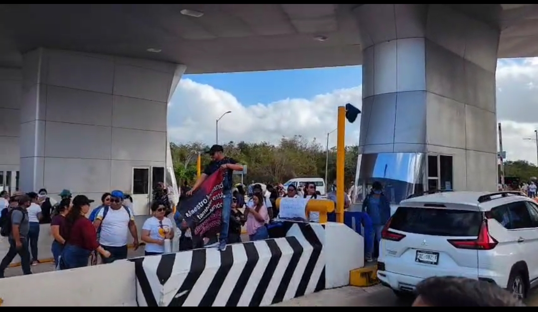 Maestros señalan que la autopista Cancún- Mérida es la más cara del país, por lo que dejan pasar a todos los vehículos si que paguen la respectiva cuota o peaje.